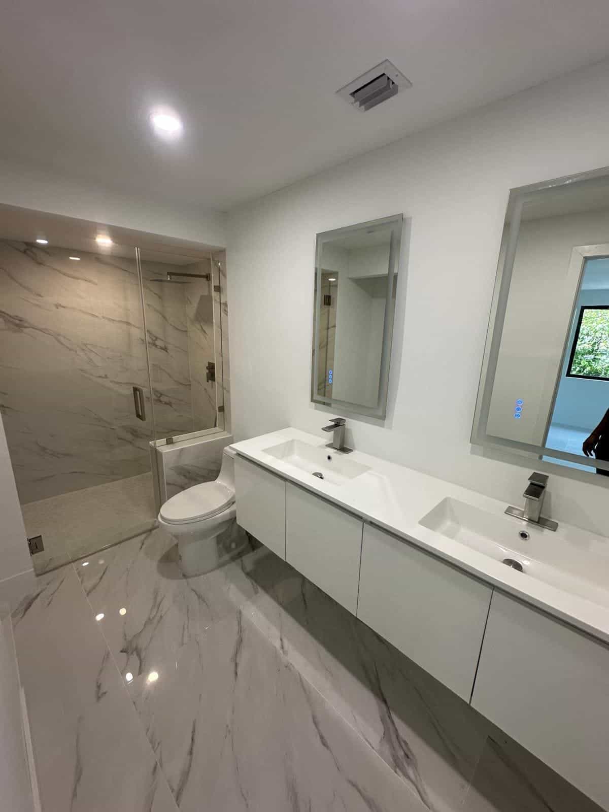 Before and after of a Bathroom remodeling by a plumber in Miami Dade