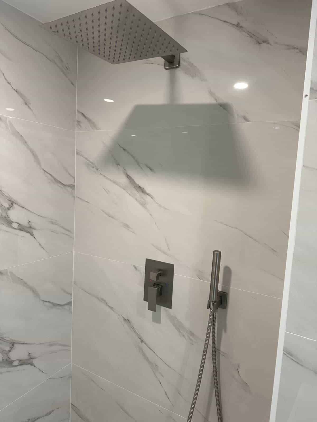 Before and after of a Bathroom remodeling by a plumber in Miami Dade