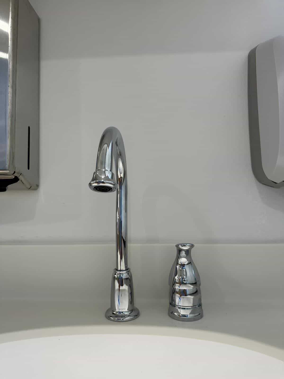 Before and after of a Faucet installation by a plumber in Miami Dade