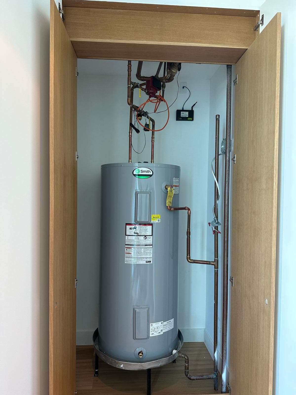 Plumber in Miami fixing a pipe